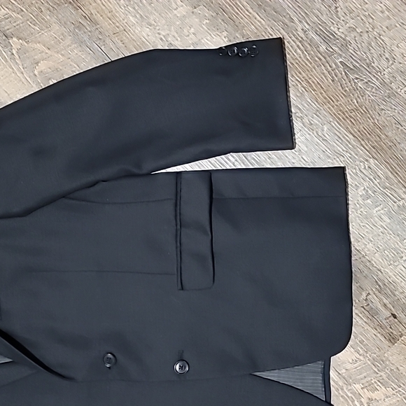 Like new men's suit jacket 42 short black by Calvin Klein slim fit Canada made - Picture 3 of 13